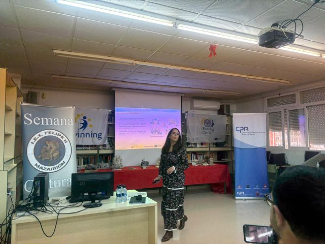 Innovaci�n docente en la Jornada del Profesorado acerca del programa europeo eTwinning del IES Felipe II de Mazarr�n, Foto 4