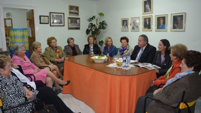 Bernabé se reúne con la junta directiva de la Asociación de amas de casa, consumidores y usuarios de Lorca - 1, Foto 1