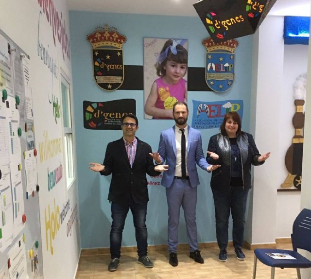 Se hace entrega a D´Genes y AELIP de los 550 € recaudados en la Hispanitos Race Junior, Foto 1