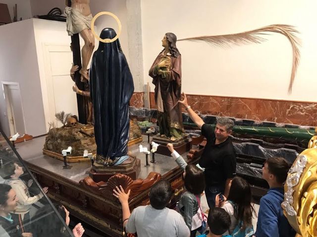Usuarios y profesionales del programa de Respiro Familiar organizado D´Genes visitan la sede de la Hdad. de Jesús en el Calvario, Foto 2