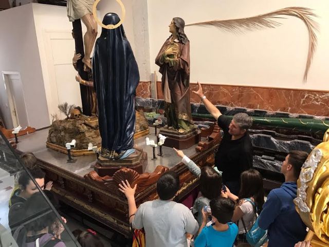 Usuarios y profesionales del programa de Respiro Familiar organizado D´Genes visitan la sede de la Hdad. de Jesús en el Calvario, Foto 3