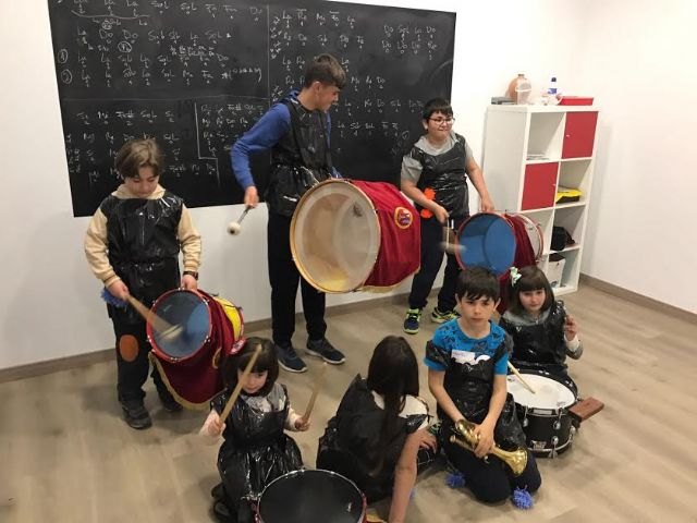 Usuarios y profesionales del programa de Respiro Familiar organizado D´Genes visitan la sede de la Hdad. de Jesús en el Calvario, Foto 1