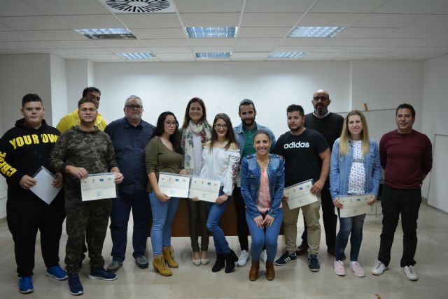 Diez jóvenes reciben el certificado de profesionalidad en instalación y mantenimiento de zonas verdes tras completar con éxito el PMEF Cinturón verde en el entorno de la circunvalación - 1, Foto 1