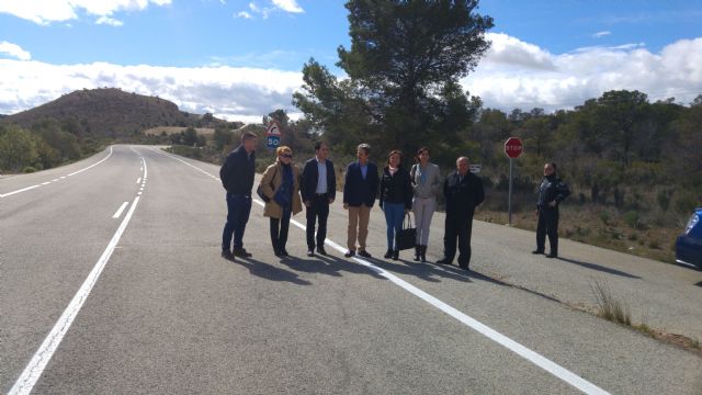 Fomento mejora la señalización horizontal de la carretera que comunica Fortuna con la pedanía de La Garapacha - 1, Foto 1