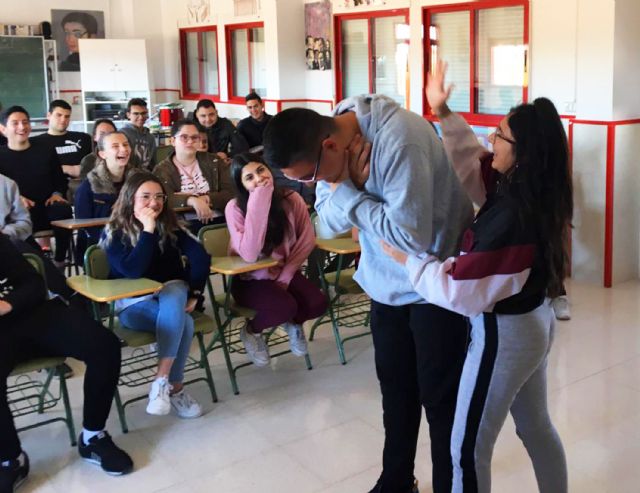 El programa de formación en primeros auxilios de Protección Civil pasa por el colegio Monte Azahar - 2, Foto 2