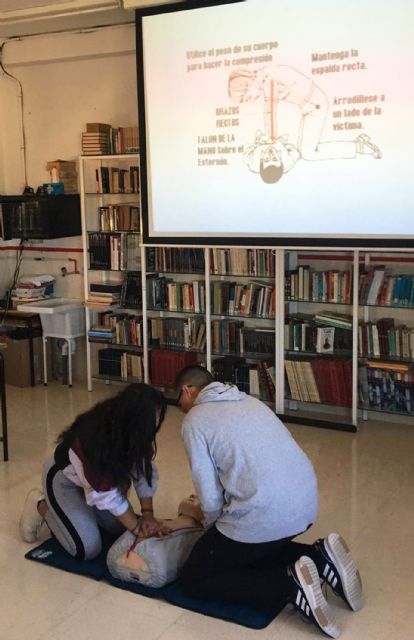 El programa de formación en primeros auxilios de Protección Civil pasa por el colegio Monte Azahar - 3, Foto 3