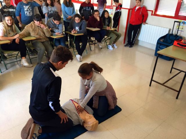 El programa de formación en primeros auxilios de Protección Civil pasa por el colegio Monte Azahar - 4, Foto 4