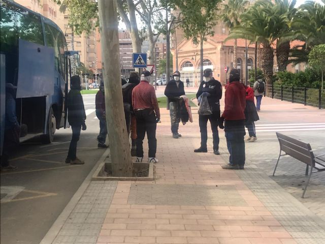 La Policía Local de Lorca entrega 3.000 mascarillas a los trabajadores agrícolas - 1, Foto 1