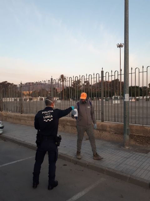 La Policía Local de Lorca entrega 3.000 mascarillas a los trabajadores agrícolas - 2, Foto 2