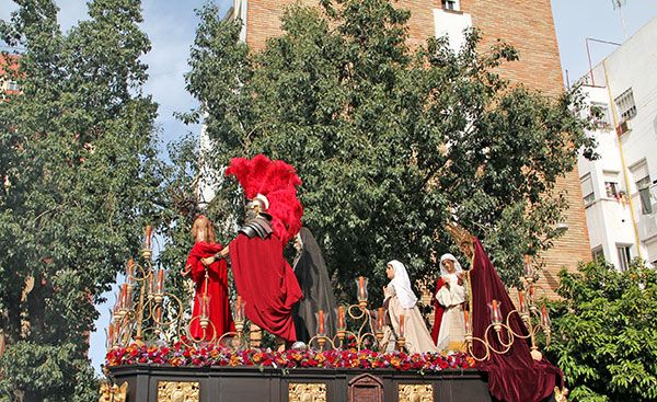 El Grupo de Fieles de Ntro. Padre Jesús de la Luz, María Stma de la Resignación y Santa Cruz, creada en un barrio Cofrade de Sevilla - 4, Foto 4
