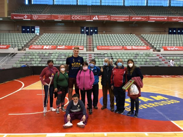 Agradecen al UCAM Murcia Club Baloncesto por obsequiar al Centro de Día José Moya entradas para su último partido de Liga ACB