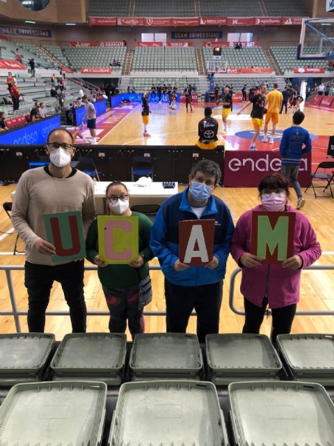 Agradecen al UCAM Murcia Club Baloncesto por obsequiar al Centro de Día José Moya entradas para su último partido de Liga ACB, Foto 3