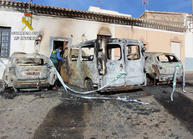 La Guardia Civil detiene a tres experimentados delincuentes por el robo cometido en 65 panteones del cementerio parroquial de Lobosillo-Murcia - 1, Foto 1