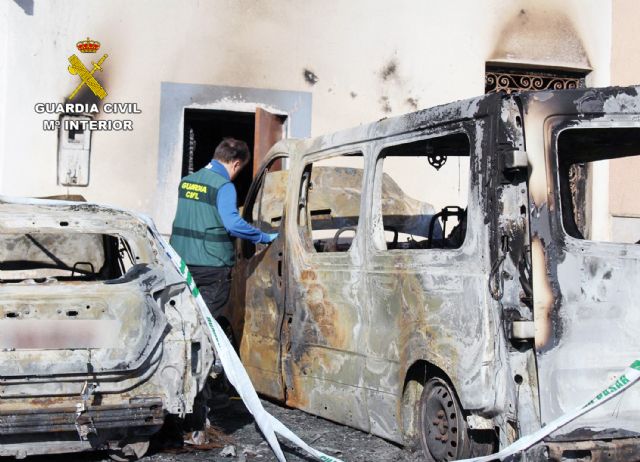 La Guardia Civil detiene a tres experimentados delincuentes por el robo cometido en 65 panteones del cementerio parroquial de Lobosillo-Murcia - 2, Foto 2