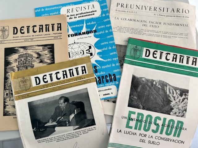 Donan al Archivo Municipal unos ejemplares de la revista “Deitania”, del Instituto Laboral de Totana que se editaba en la década de los cincuenta, Foto 1
