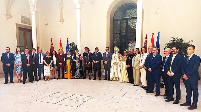 Los representantes de las Fiestas del Escudo La Invasión han sido recibidas por López Miras - 1, Foto 1