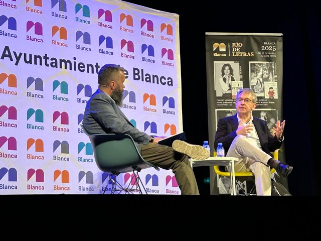 Santiago Posteguillo deleita al público de Blanca con un recorrido por la figura de César y su afán didáctico - 2, Foto 2