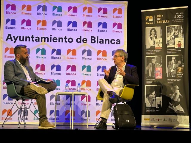 Santiago Posteguillo deleita al público de Blanca con un recorrido por la figura de César y su afán didáctico - 3, Foto 3