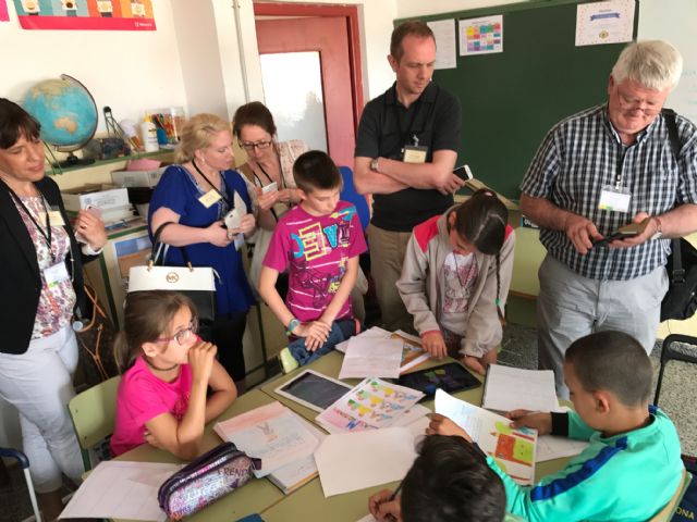 Profesores y Asesores de diferentes países Europeos visitan el Colegio Hernández Ardieta de Roldán - 1, Foto 1