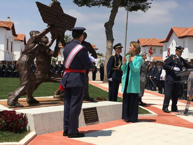 La Ministra de Defensa, María Dolores de Cospedal impuso la Orden del Mérito Civil a la AGA en el acto institucional del 75 Aniversario - 2, Foto 2
