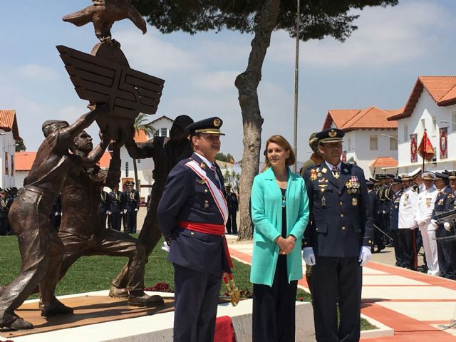La Ministra de Defensa, María Dolores de Cospedal impuso la Orden del Mérito Civil a la AGA en el acto institucional del 75 Aniversario - 3, Foto 3