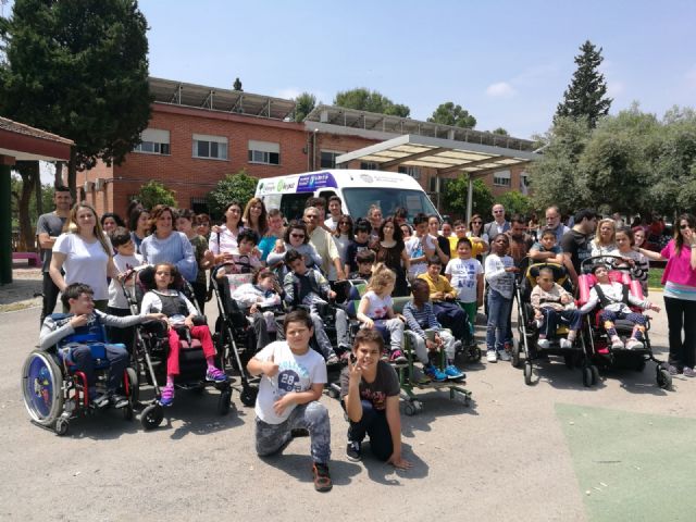 El Centro de Educación Especial Eusebio Martínez ya dispone de un vehículo adaptado para sus desplazamientos - 1, Foto 1