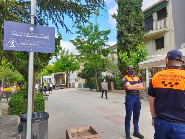 Caravaca instala indicativos en paseos, calles y establecimientos para ordenar el tráfico peatonal y recordar las medidas de seguridad - 1, Foto 1
