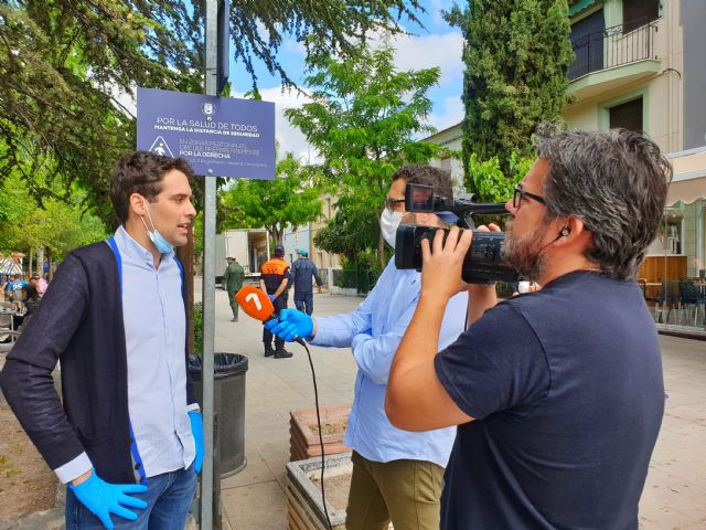 Caravaca instala indicativos en paseos, calles y establecimientos para ordenar el tráfico peatonal y recordar las medidas de seguridad - 2, Foto 2