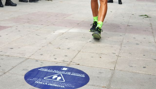 Caravaca instala indicativos en paseos, calles y establecimientos para ordenar el tráfico peatonal y recordar las medidas de seguridad - 3, Foto 3
