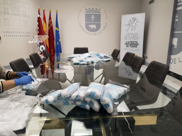 Caravaca instala indicativos en paseos, calles y establecimientos para ordenar el tráfico peatonal y recordar las medidas de seguridad - 4, Foto 4