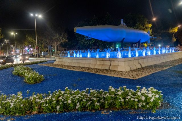 La fuente del Submarino Peral se ilumina el jueves de azul por el Día Mundial de la Fibromialgia - 1, Foto 1