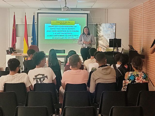 El IES Valle del Segura pone en marcha una potente acción contra las ludopatías y los juegos de apuestas entre su alumnado - 1, Foto 1
