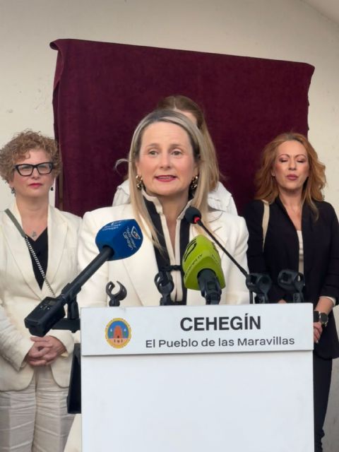 La exposición Mujeres de Cehegín ya luce en la Plaza del Castillo como homenaje al talento y la trayectoria de quince mujeres cehegineras - 2, Foto 2