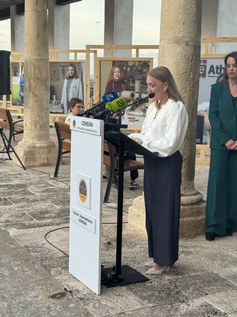 La exposición Mujeres de Cehegín ya luce en la Plaza del Castillo como homenaje al talento y la trayectoria de quince mujeres cehegineras - 3, Foto 3