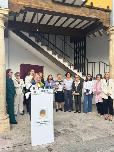 La exposición Mujeres de Cehegín ya luce en la Plaza del Castillo como homenaje al talento y la trayectoria de quince mujeres cehegineras - 4, Foto 4