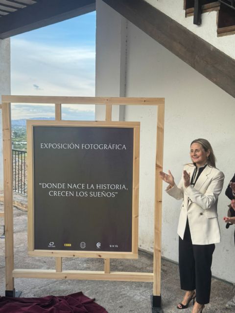 La exposición Mujeres de Cehegín ya luce en la Plaza del Castillo como homenaje al talento y la trayectoria de quince mujeres cehegineras - 5, Foto 5