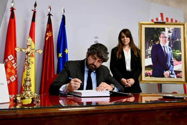Miles de murcianos acuden al Ayuntamiento de Murcia para despedirse de su Alcalde, José Ballesta - 4, Foto 4