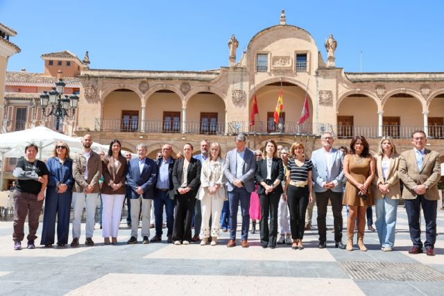 Lorca guarda silencio en memoria del alcalde de Murcia. A las puertas del Ayuntamiento se homenajeaba a José Ballesta fallecido este domingo - 2, Foto 2