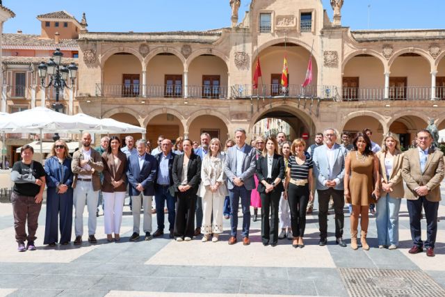 Lorca guarda silencio en memoria del alcalde de Murcia. A las puertas del Ayuntamiento se homenajeaba a José Ballesta fallecido este domingo - 3, Foto 3