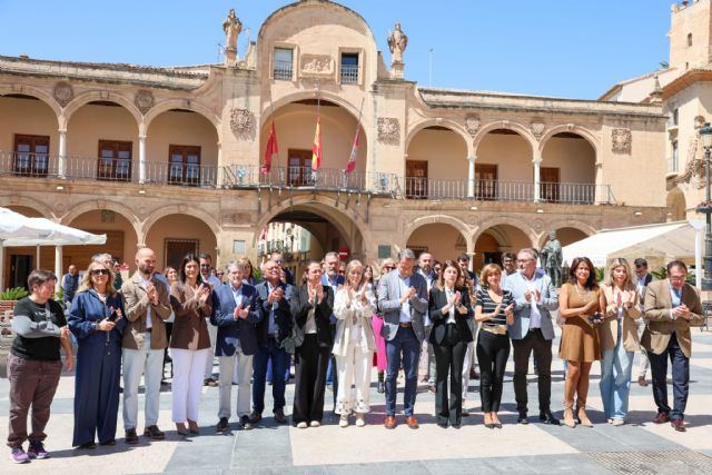 Lorca guarda silencio en memoria del alcalde de Murcia. A las puertas del Ayuntamiento se homenajeaba a José Ballesta fallecido este domingo - 4, Foto 4