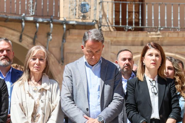 Lorca guarda silencio en memoria del alcalde de Murcia. A las puertas del Ayuntamiento se homenajeaba a José Ballesta fallecido este domingo - 5, Foto 5