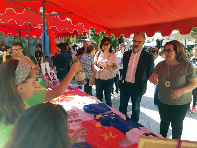 El Cervantes celebra un ‘mini-market’ para vender con fines benéficos los productos de las cooperativas escolares - 1, Foto 1