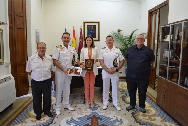 El Comandante del Centro de Buceo de la Armada y el Comandante del Buque de Salvamento y Rescate Neptuno visitan a la alcaldesa para preparar la escala en el puerto de Águilas del buque de salvamento Neptuno, perteneciente a la Armada Española - 1, Foto 1