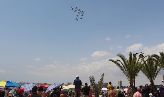 Miles de personas disfrutan del Festival Aéreo Internacional del 75 aniversario de la AGA desde las playas de San Pedro del Pinatar - 1, Foto 1