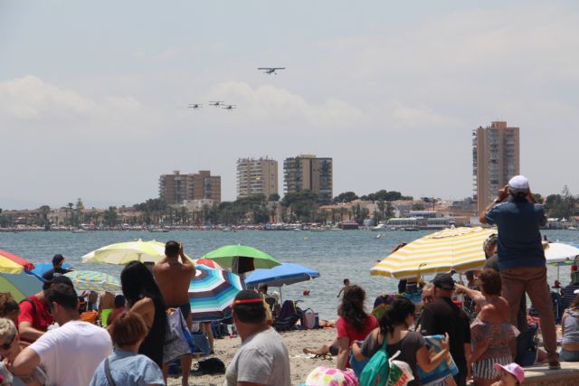 Miles de personas disfrutan del Festival Aéreo Internacional del 75 aniversario de la AGA desde las playas de San Pedro del Pinatar - 2, Foto 2