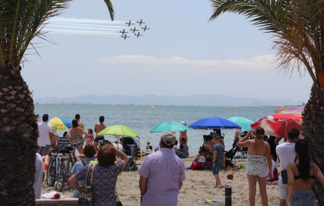 Miles de personas disfrutan del Festival Aéreo Internacional del 75 aniversario de la AGA desde las playas de San Pedro del Pinatar - 3, Foto 3