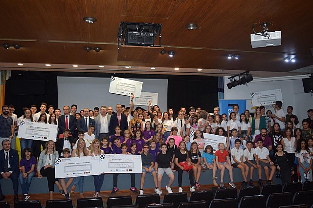 Alumnos del colegio Reina Sofía han recibido de la Consejería de Educación el premio a la solidaridad Social, Foto 7