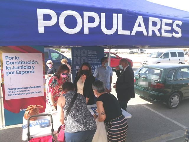 Éxito de respuesta hoy viernes de los torreños en la campaña de recogida de firmas contra los indultos a los independentistas del procés catalán que plantea el Gobierno de Pedro Sánchez - 2, Foto 2