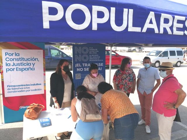 Éxito de respuesta hoy viernes de los torreños en la campaña de recogida de firmas contra los indultos a los independentistas del procés catalán que plantea el Gobierno de Pedro Sánchez - 4, Foto 4