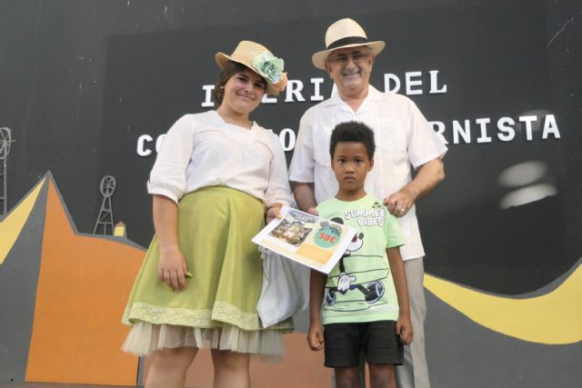 Artesanía, sorteos, pasodobles y vestidos de época en la apertura de la I Feria de Comercio Modernista de La Unión - 3, Foto 3